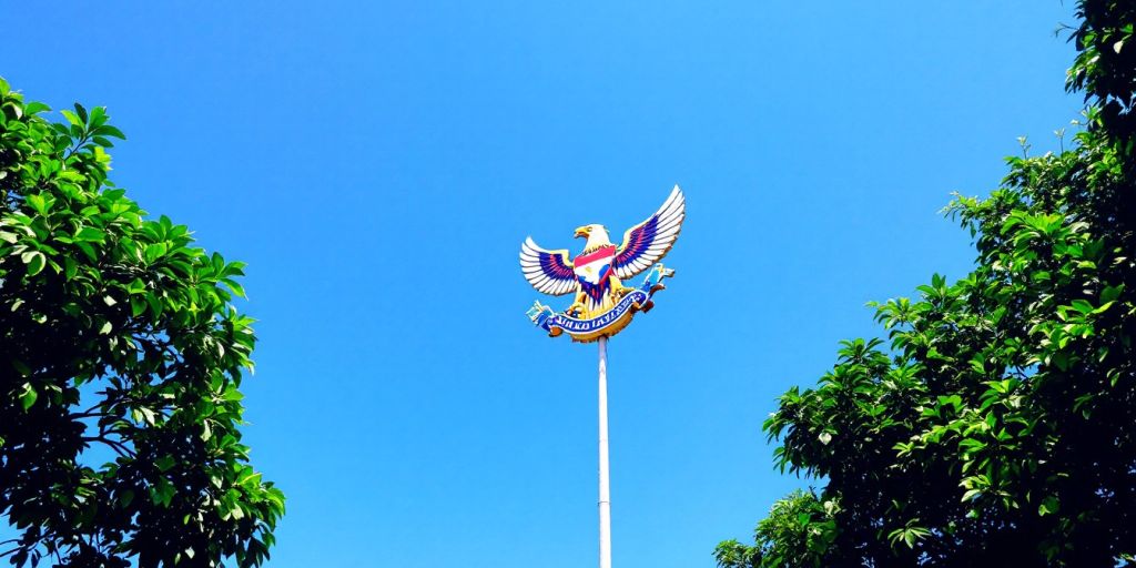 Lambang Garuda Pancasila di langit biru.